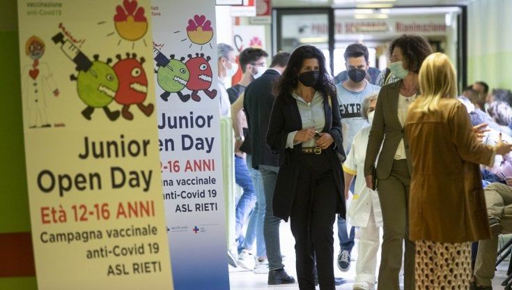 Vaccino ai minorenni, nel Lazio la dose si complica se i genitori litigano. "Serve il consenso di entrambi"