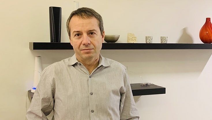 Covid, parla il capo degli scienziati di Moderna: "Studiamo un unico vaccino per coronavirus e influenza"