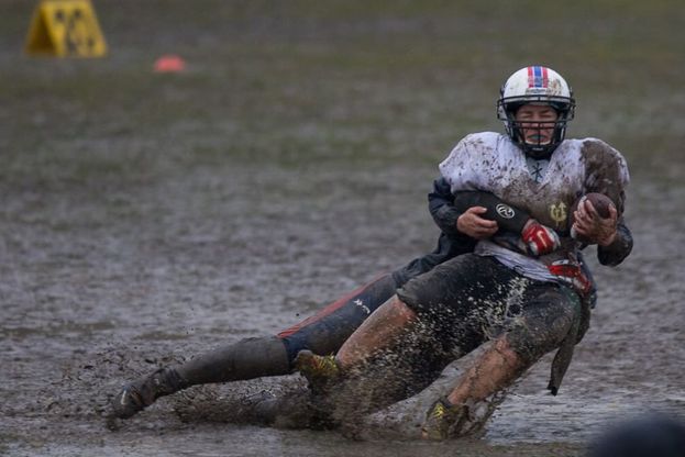 Fango, touchdown e solidariet&agrave;: le ragazze del football ricordano Erika
