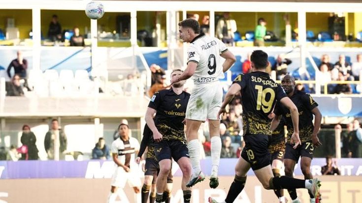 Pellegrino al 93' abbatte il muro del Verona in 10: il Parma vince 2-1
