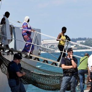 Siracusa, 50 migranti in barca a vela. Fermati due scafisti