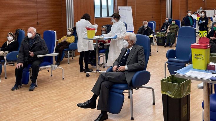 La lezione del presidente in fila per farsi vaccinare lontano dalle telecamere