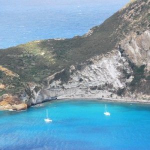 Circeo, lo gettano in mare gli rubano gommone e scappano