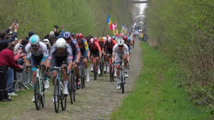 Pidcock, l’ultimo della Roubaix arrivato a un’ora da Van der Poel: “Volevo finirla a ogni costo”