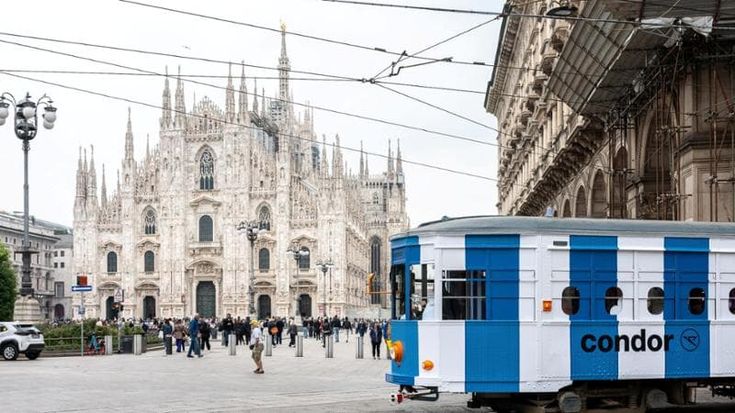 Il vecchio tram come la business class di un aereo: il viaggio gratis in centro a Milano