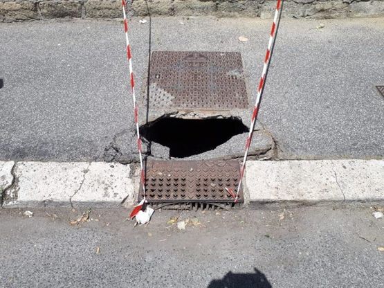 Roma, si apre una buca vicino all'ospedale Grassi di Ostia 