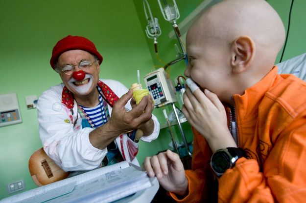 Sorrisi in corsia, clownterapia al Policlinico