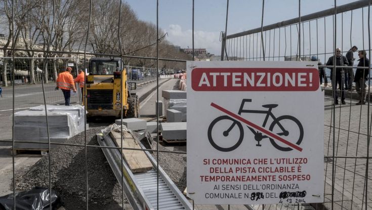 Via Caracciolo, pietra lavica per il cordolo della pista ciclabile