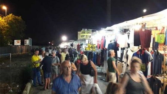 Bari, a luglio e agosto tornano le aperture serali dei mercati: "Shopping più piacevole"