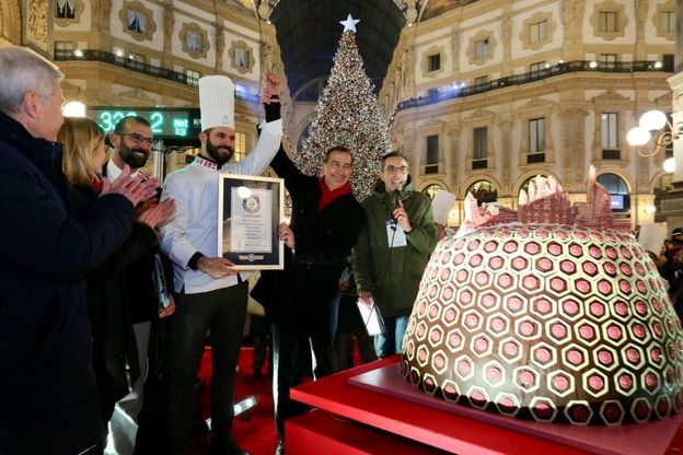 A Milano il panettone più grande del mondo: con 332 chili è nel Guinness dei primati