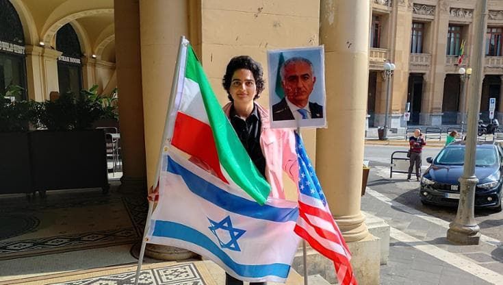 La manifestazione solitaria di una studentessa iraniana a Messina