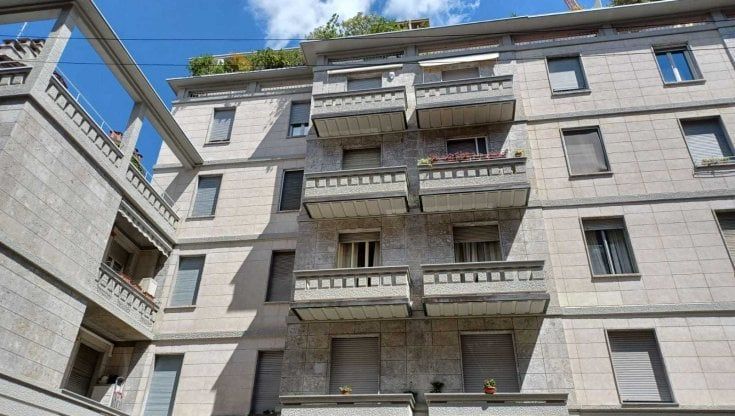 Incidenti sul lavoro, artigiano muore cadendo dal quarto piano in centro a Milano: stava montando delle tende parasole