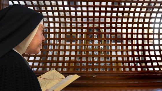 Suor Letizia, 101 anni e una vita in clausura: "Così salvai i libri dell'alluvione di Firenze"