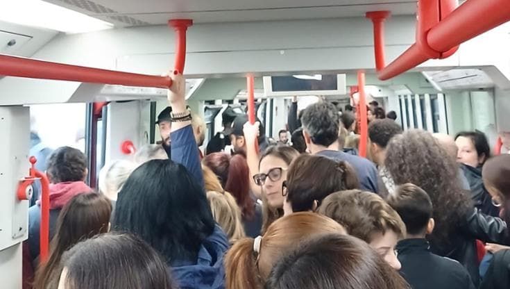 Circumvesuviana, caos e ritardi di ore in vagoni affollati. La rabbia: "Una vergogna, ora basta"