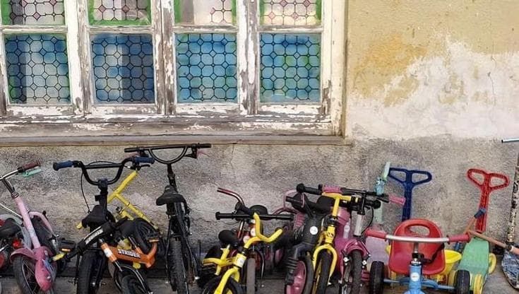 Dalla biciofficina della Maddalena 20 biciclette per l'asilo “La vita è Bella”