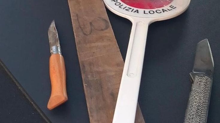 Violenza all’Esquilino: due uomini si sfidano a colpi di mazza chiodata e coltello in pieno giorno
