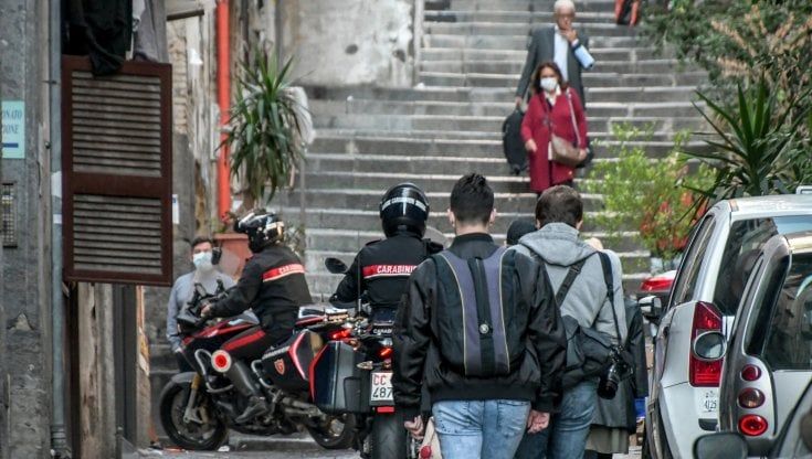 Quartieri spagnoli, raid di camorra: esplosi 16 colpi