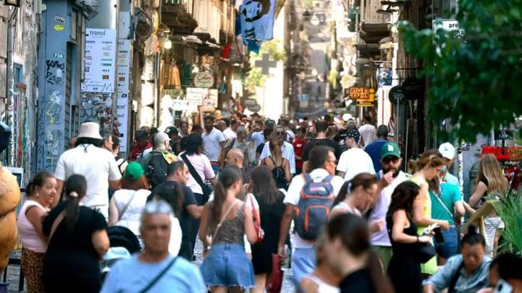 Ferragosto, 600 mila turisti: Napoli resta aperta in centro, in molti quartieri tutto chiuso