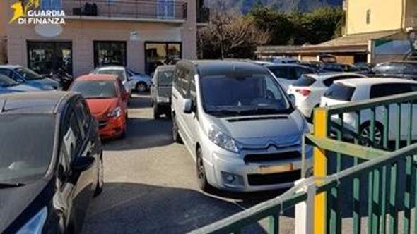 Evasione milionaria, la Finanza sequestra 22 automezzi e sanziona per 2,8 milioni un concessionario
