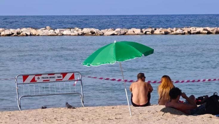 Pane e Pomodoro, la sorpresa dei turisti per il divieto di bagni. “Ma preparatevi ad altri stop”