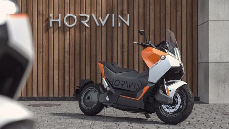 Horwin Senmenti 0, il maxi scooter con l’intelligenza artificiale