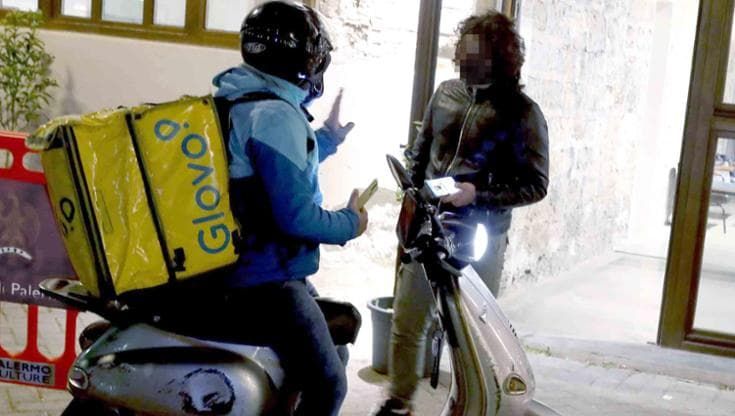 Napoli, vita da rider: “Noi, sempre in attesa sullo scooter schiavi del meteo e dell’algoritmo...”