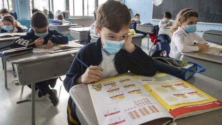 Covid, nelle scuole del Barese 61 contagi in una settimana. E da oggi in Puglia via alla terza dose per gli over 18