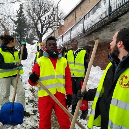 "Noi scaviamo, Salvini scatta selfie": emergenza neve, l'aiuto dei migranti