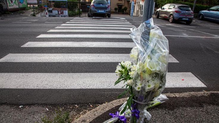 Investito da auto e taxi mentre attraversa sulle strisce, morto ragazzo di 21 anni al Labaro