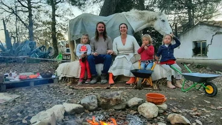 Famiglia nel bosco, quel confine sottile tra tutela dei minori e violenza di Stato