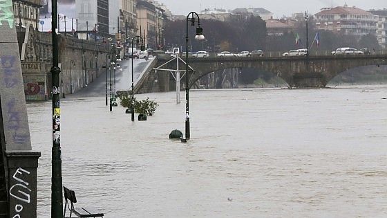 Maltempo, il Po straripa nel centro di Torino: il sindaco chiude Murazzi e Borgo Medievale
