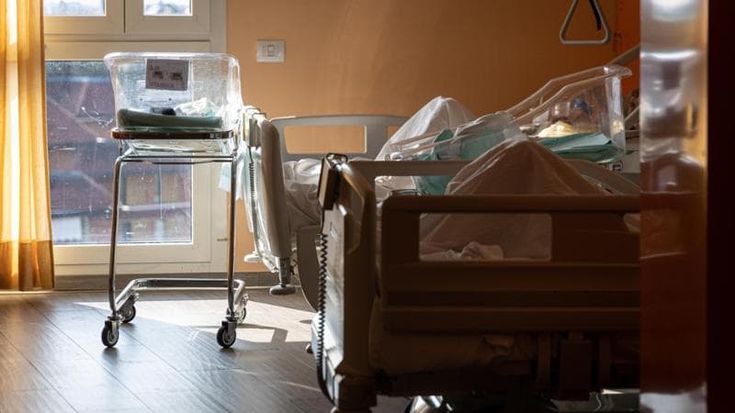 Ostetrica a domicilio, in Lombardia il progetto in tutte le province: visite a casa delle neo-mamme