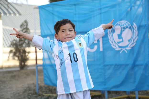 Il sogno di Murtaza è realtà: riceve da Messi la maglia originale