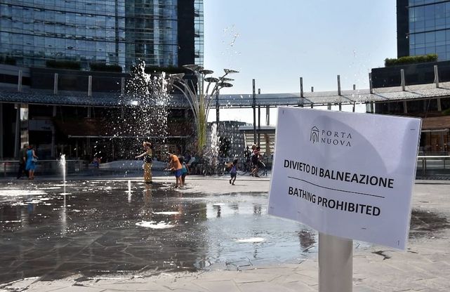Milano, niente giochi nell'acqua: scatta il divieto nella fontana di Gae Aulenti