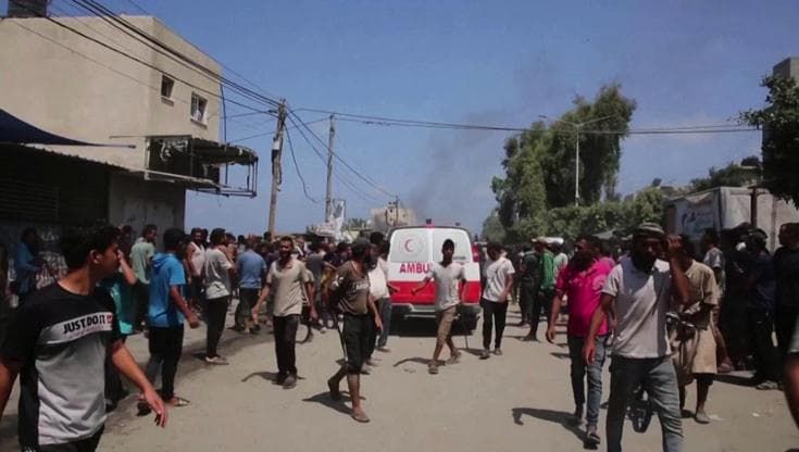 Gaza, Israele bombarda il campo profughi di Khan Younis : decine di vittime
