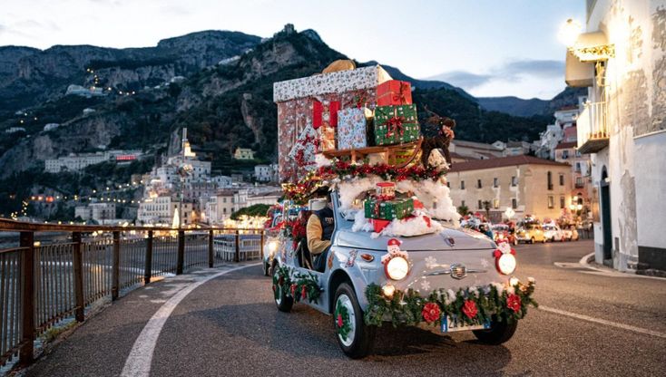 Amalfi, la sfilata delle 500 d’epoca addobbate a festa