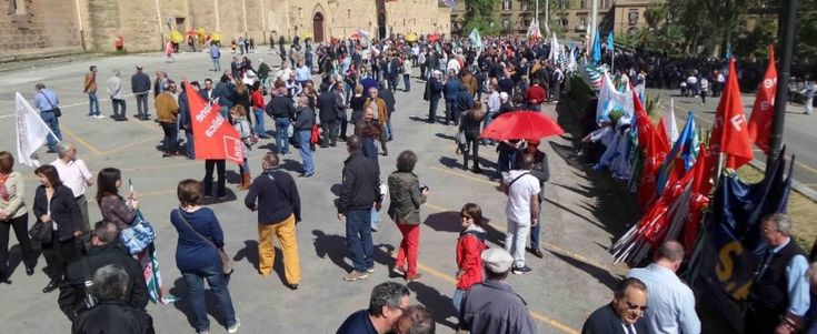Migliaia di regionali in piazza per dire no ai tagli in busta paga