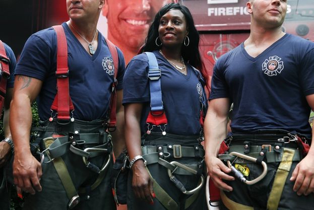 New York, la rivoluzione di Danae: prima donna nel calendario dei vigili del fuoco