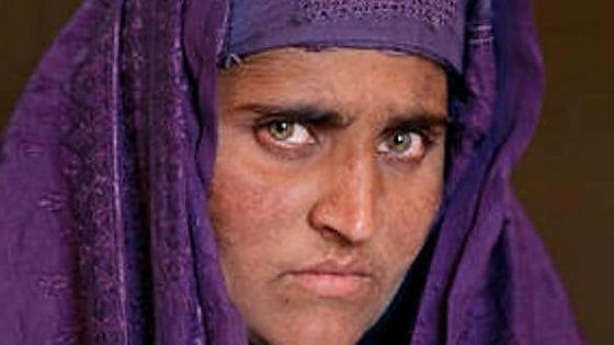 Il Pakistan deporta la "ragazza afgana" immortalata da McCurry 