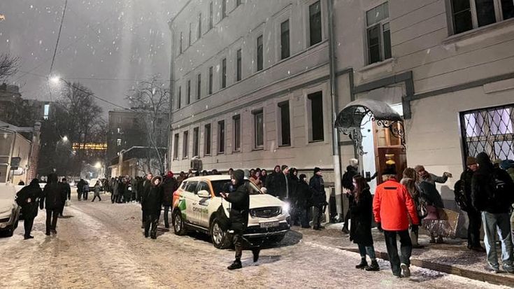 Tra i russi in fila per il candidato presidente pacifista Nadezhdin: “Una firma per dire ‘no’ al conflitto in Ucraina”