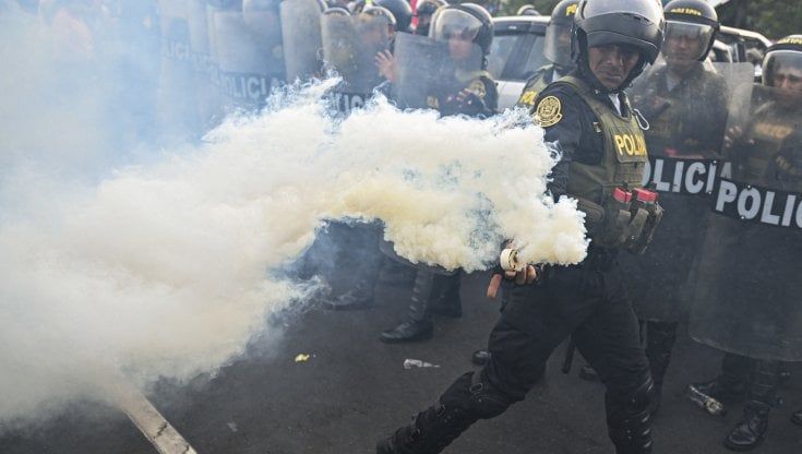 Perù, scontri tra manifestanti e polizia: due morti