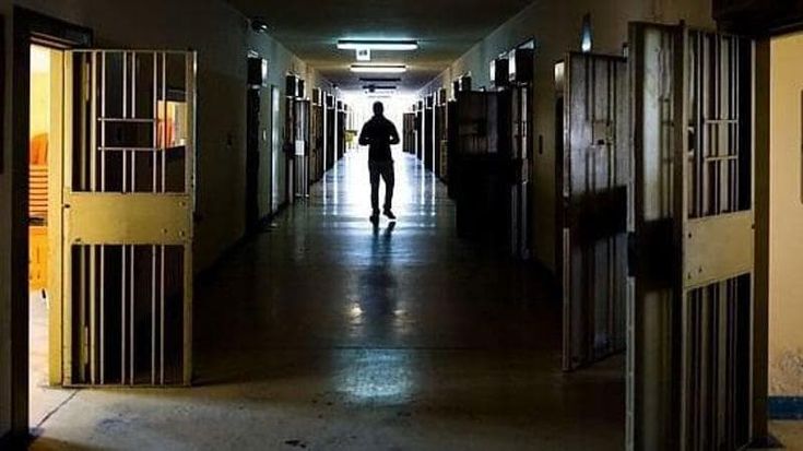 Poliziotti aggrediti in carcere a Bari: avevano sequestrato il secondo telefono in due giorni