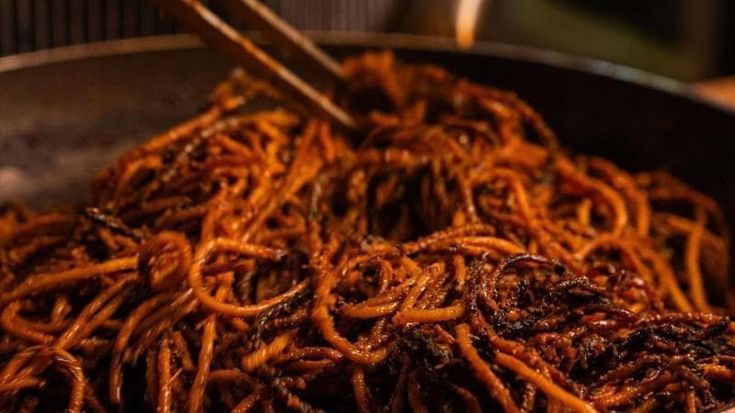 Gli spaghetti all’assassina per la prima volta nella top ten della pasta più ricercata in Italia. Addio orecchiette con le cime di rapa