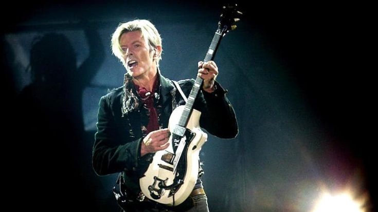 David Bowie, l’eredità di un artista fuori dal tempo: “In fuga dai demoni ideava nuove realtà”