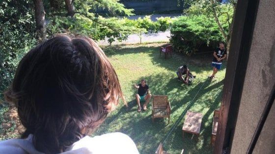 Ferrara, 17enne in quarantena per Covid. I buskers gli fanno un concerto sotto casa
