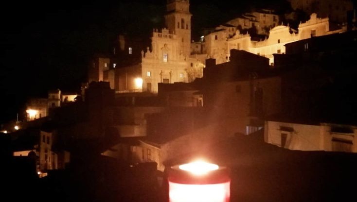 Femminicidio, Caccamo si illumina per Roberta