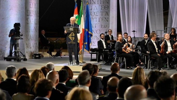 Consulta, il presidente Amato: “C’è ancora tanto bisogno di ragione per non spargere veleni e morte nelle nostre città”