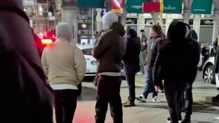 Ronda notturna dei tassisti contro gli Ncc: 50 in piazza Duomo per fermare le auto dei noleggiatori