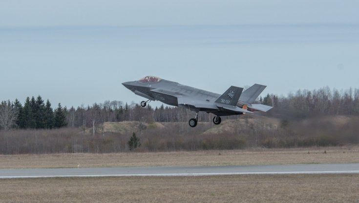 In Estonia, tra i piloti italiani che sentono la "sirena" della Guerra Fredda
