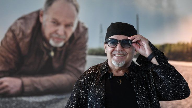 Vasco Rossi, dito medio ai biografi non autorizzati